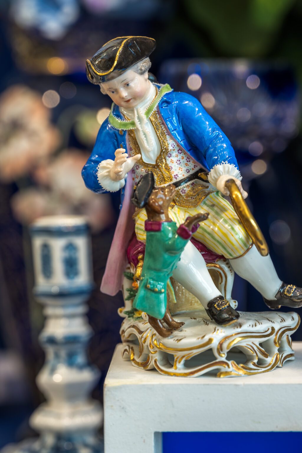 Figurine en porcelaine de Meissen – Garçon jouant avec son chien