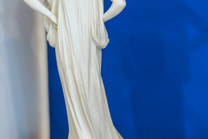 Statue biscuit femme en porcelaine de Sèvres intitulée "Le Dédain" par Théodore Rivière
