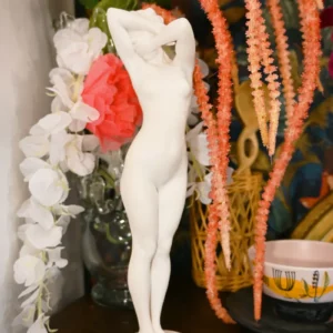 Statuette en biscuit, statue de femme, porcelaine de sèvres