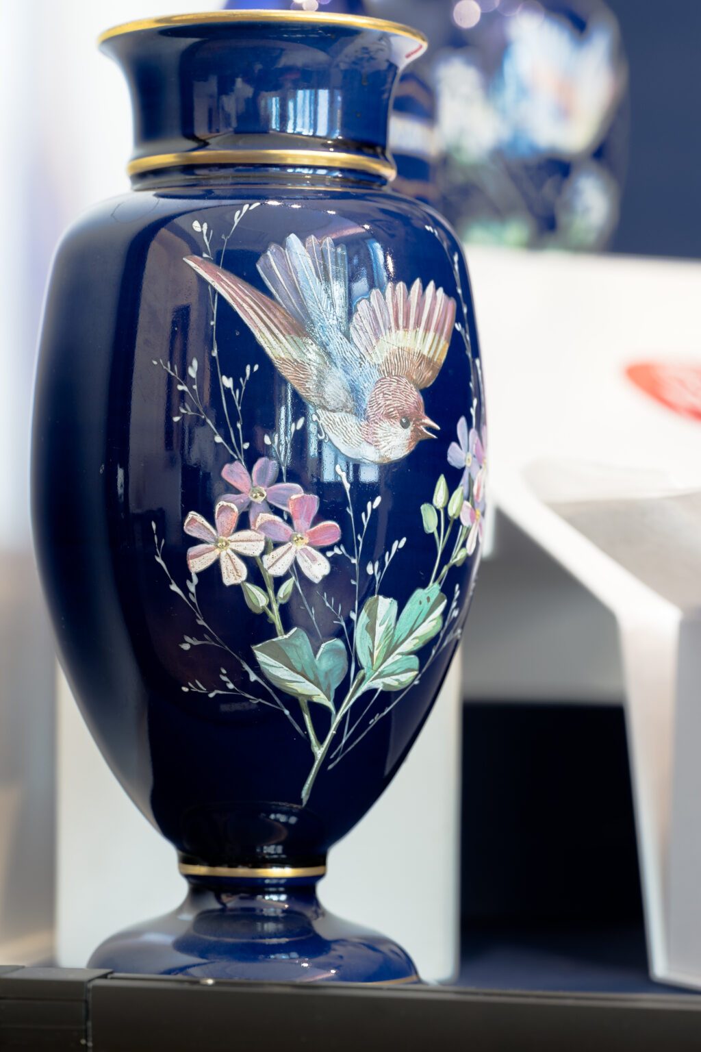 Vases porcelaine à décor peint d’oiseaux sur fond bleu, fin 19ème