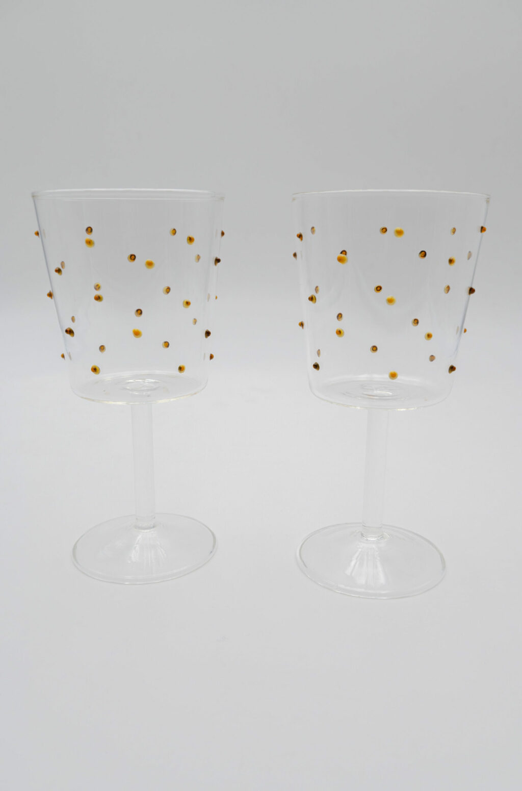 Verres à vin à pois