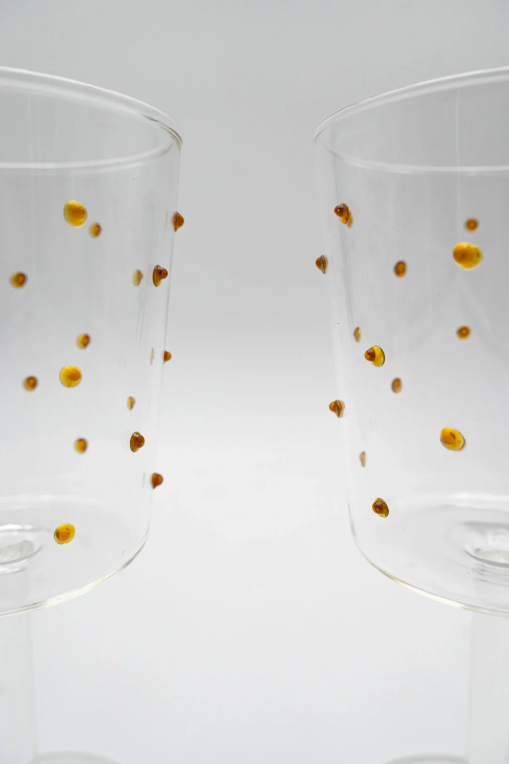 Verres à vin à pois