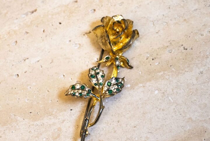 broche design forme rose carven