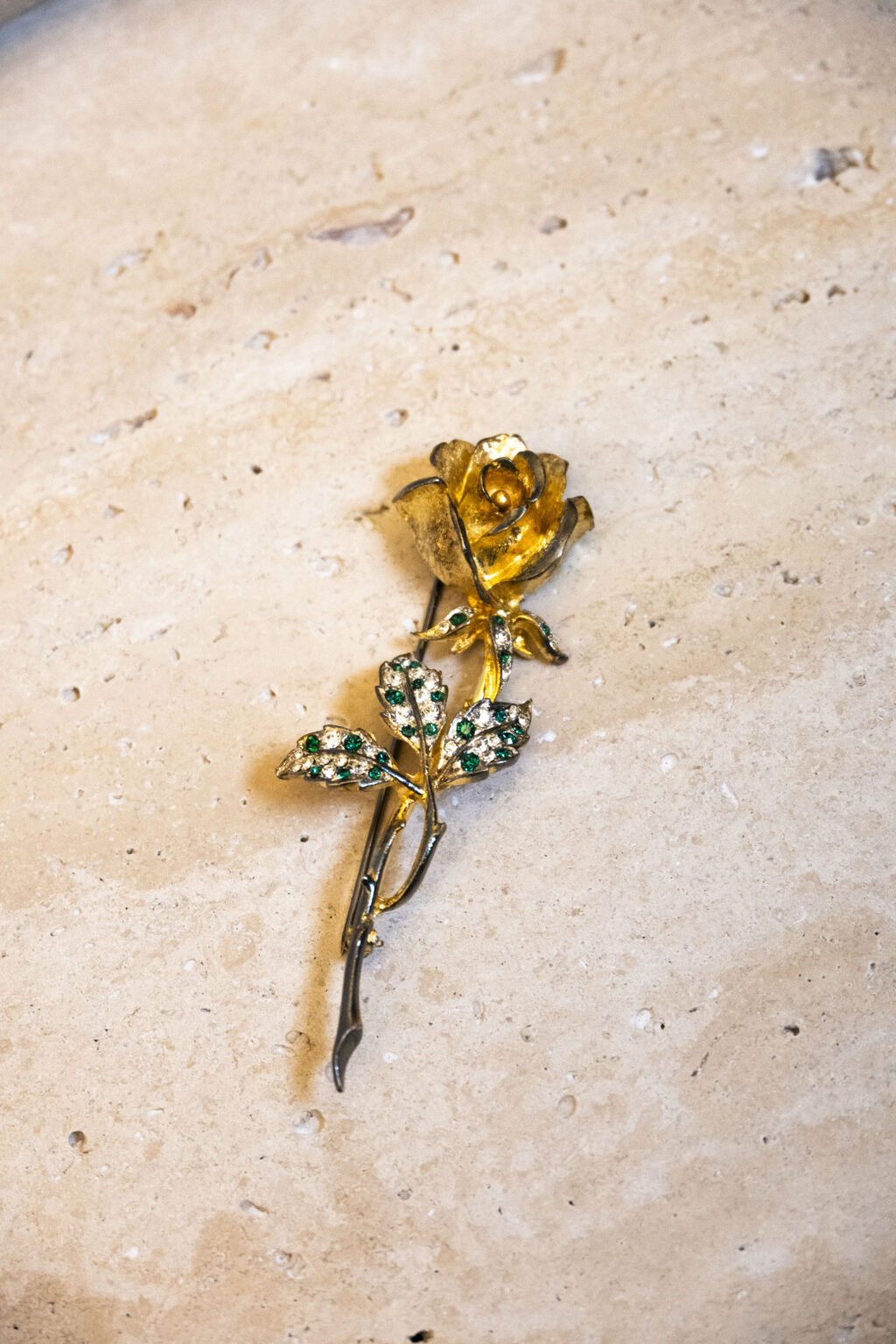 Broche en forme de rose signée Carven