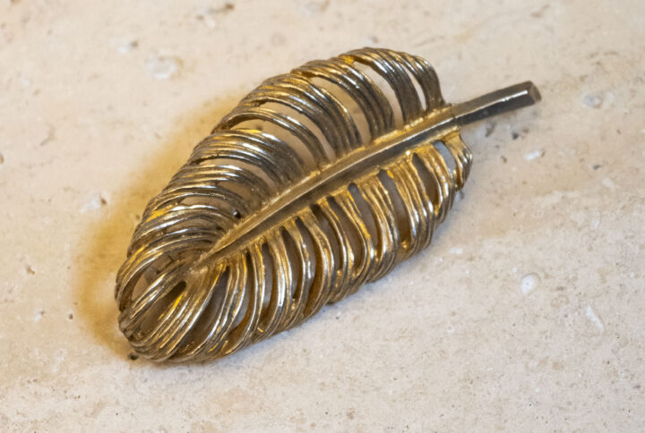 Broche vintage en forme de feuille