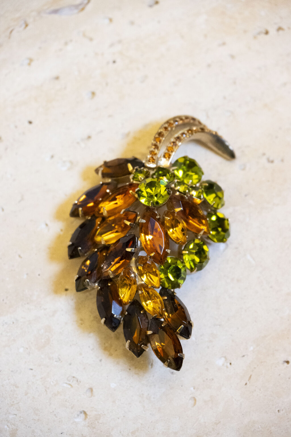 Broche bijou moderne, forme de feuille