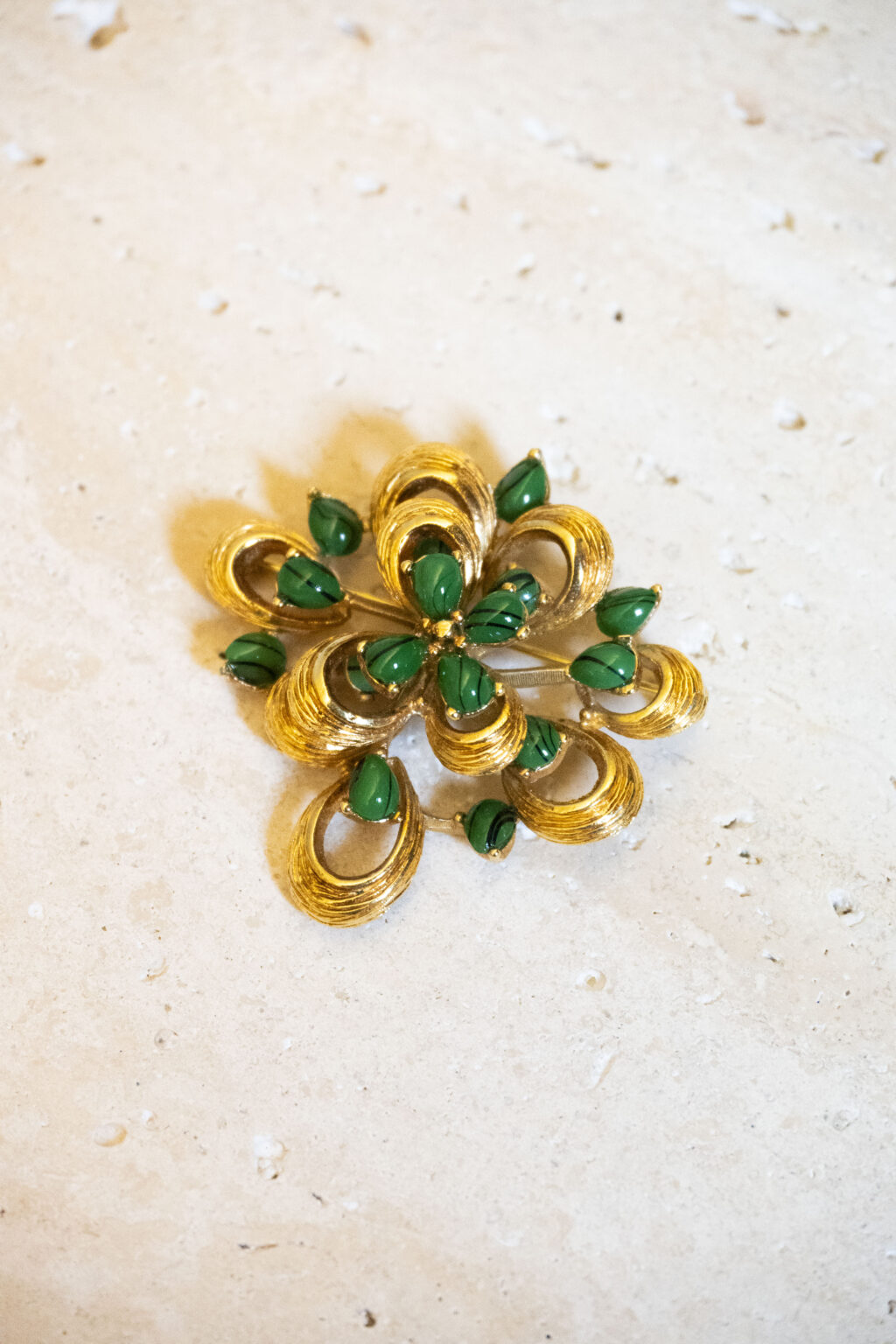 Broche vintage signée Carven