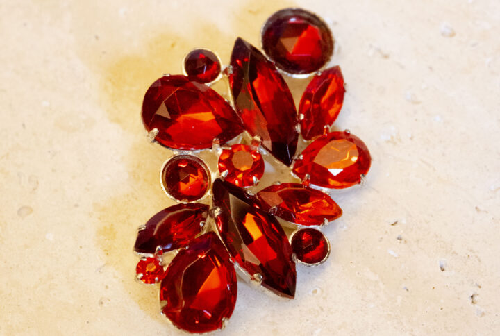 broche rouge