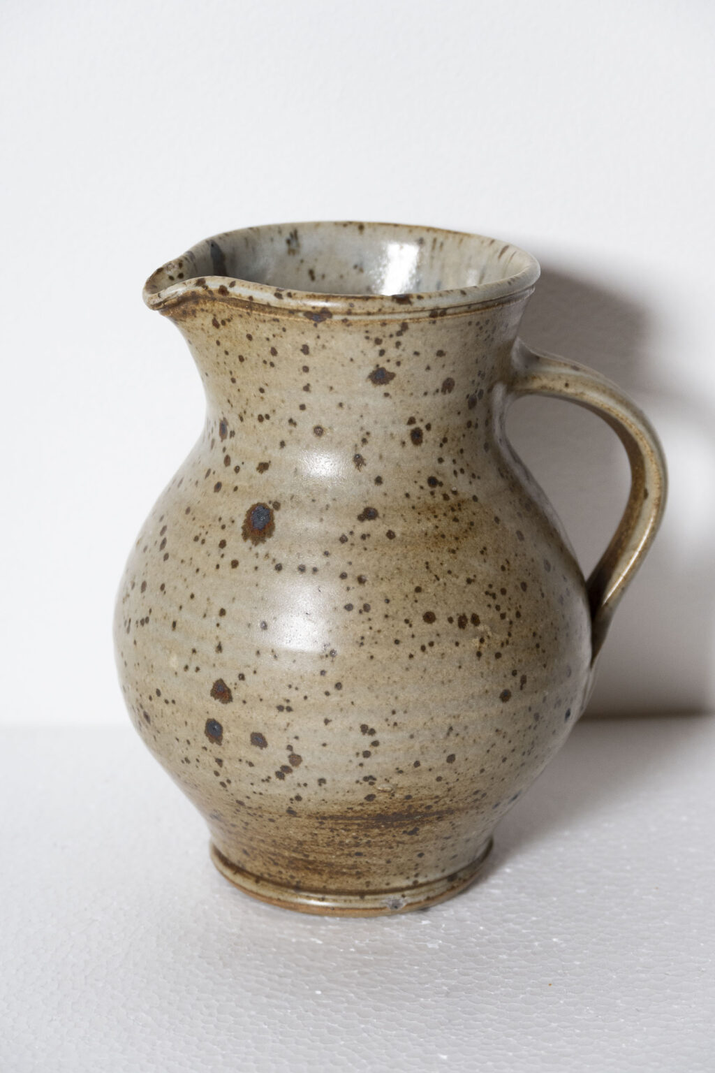 Pichet en grès, signé Gustave Tiffoche, XXème